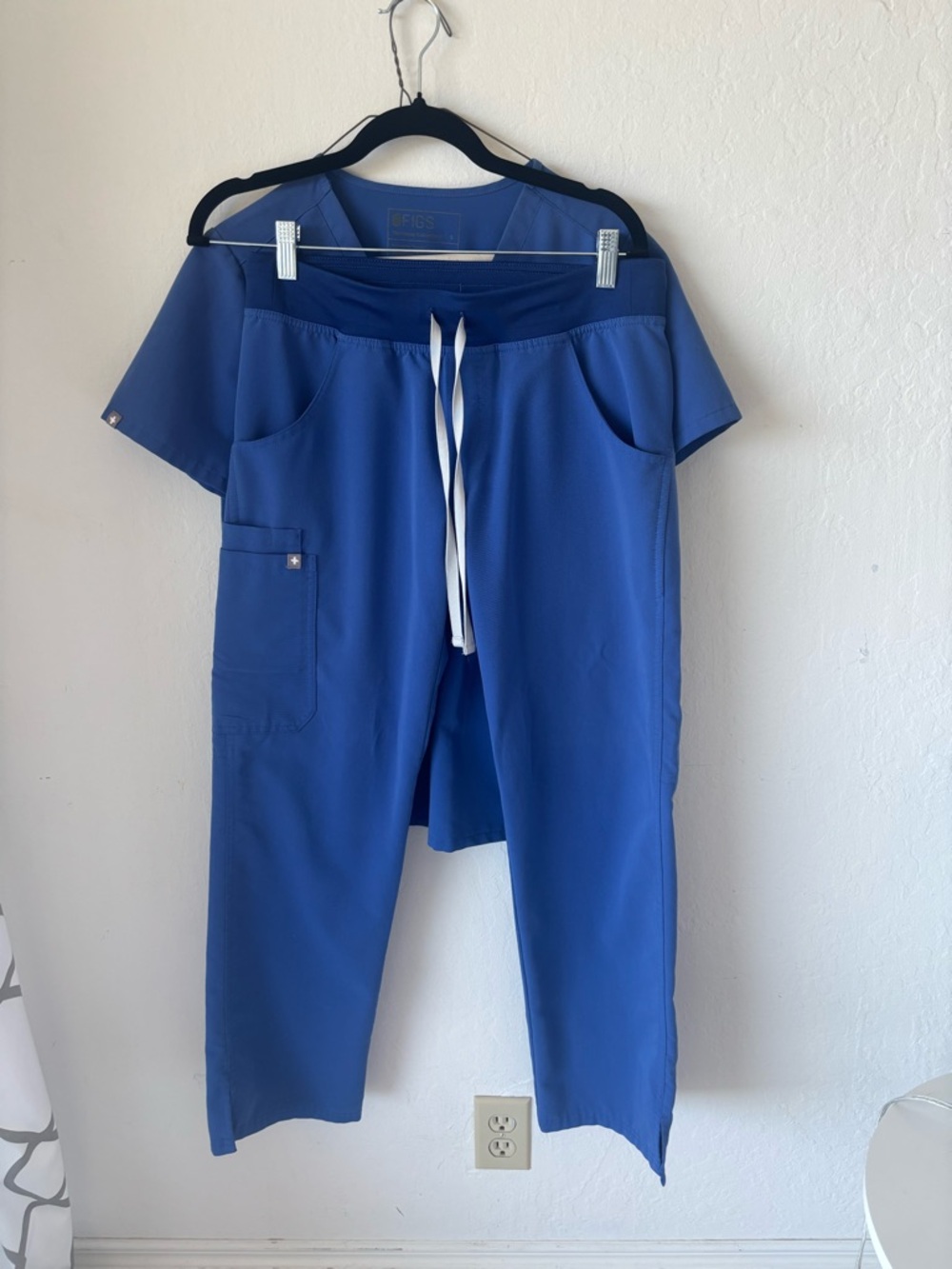 Figs Women's Royal Blue Scrub Set, size small